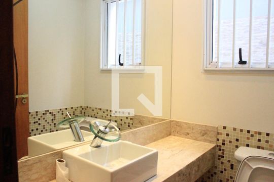 Lavabo de casa para alugar com 3 quartos, 239m² em Macedo, Guarulhos