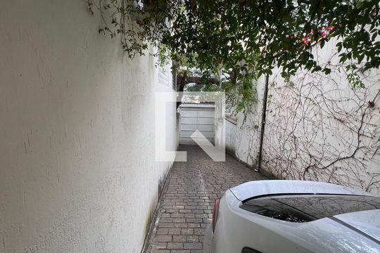Garagem de casa à venda com 3 quartos, 330m² em Sumaré, São Paulo