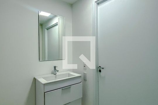 Banheiro de kitnet/studio para alugar com 1 quarto, 28m² em Belenzinho, São Paulo
