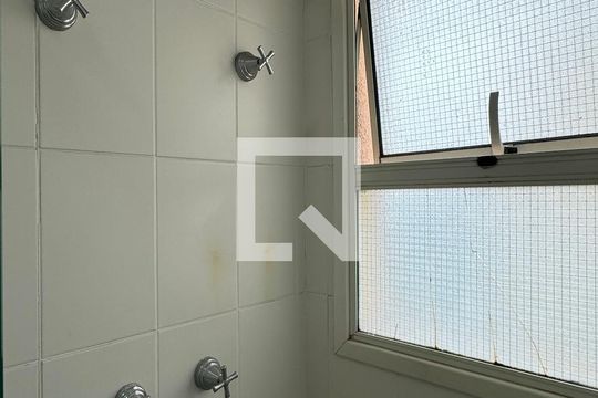 Banheiro da Suíte 1 de apartamento para alugar com 2 quartos, 76m² em Jardim Tupanci, Barueri