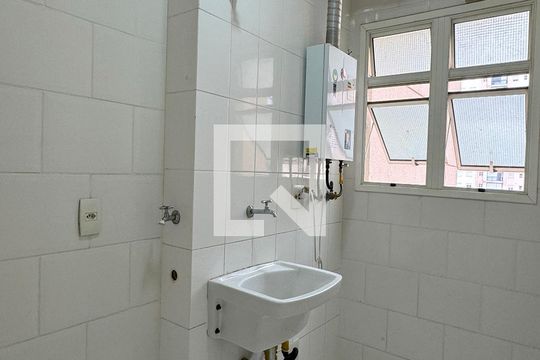 Área de Serviço de apartamento para alugar com 2 quartos, 76m² em Jardim Tupanci, Barueri