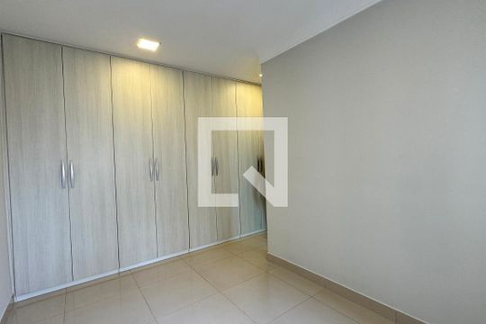 Suíte 1 de apartamento para alugar com 2 quartos, 76m² em Jardim Tupanci, Barueri