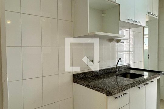 Cozinha de apartamento para alugar com 2 quartos, 76m² em Jardim Tupanci, Barueri