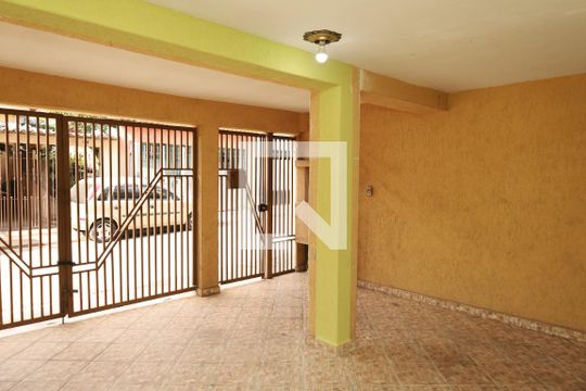 Garagem de casa para alugar com 3 quartos, 130m² em Jardim Bonifacio, São Paulo