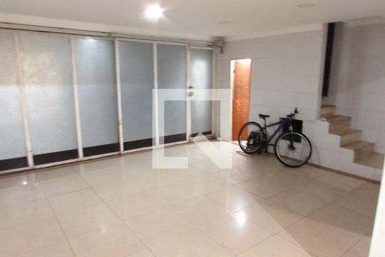 Garagem de casa à venda com 3 quartos, 130m² em Jardim Taboão, São Paulo