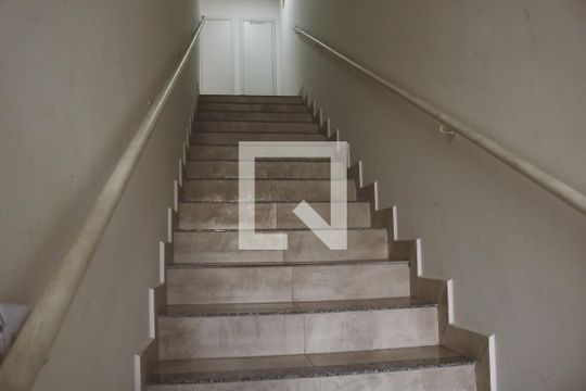 Escada de apartamento para alugar com 1 quarto, 33m² em Vila Nova Cachoeirinha, São Paulo