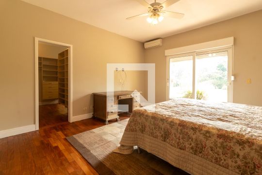 Quarto Suíte 1 de casa para alugar com 4 quartos, 550m² em Vila Real Moinho Velho, Embu das Artes