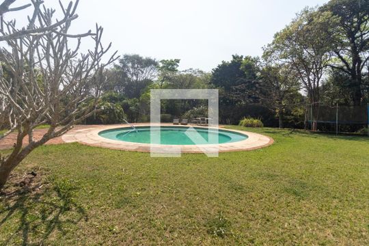 Área externa de casa para alugar com 4 quartos, 550m² em Vila Real Moinho Velho, Embu das Artes