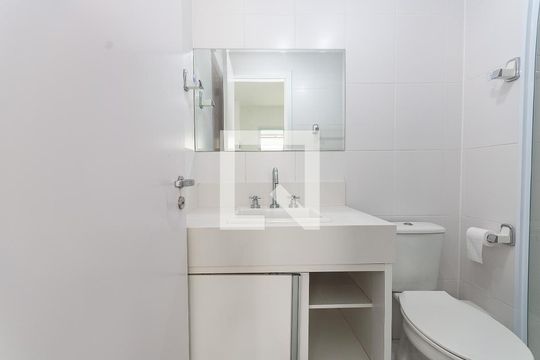 Banheiro de kitnet/studio para alugar com 1 quarto, 33m² em Barra Funda, São Paulo