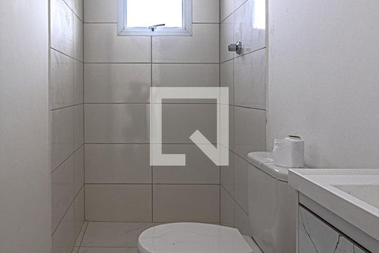banheiro social de casa para alugar com 1 quarto, 40m² em Parque Bristol, São Paulo