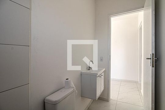 banheiro social de casa para alugar com 1 quarto, 40m² em Parque Bristol, São Paulo