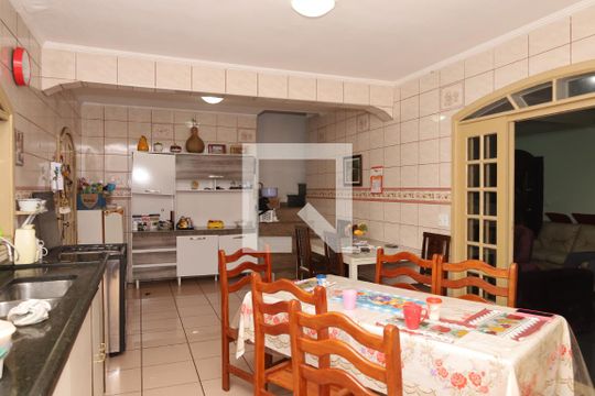 Cozinha  de casa à venda com 4 quartos, 440m² em Vila Carmosina, São Paulo