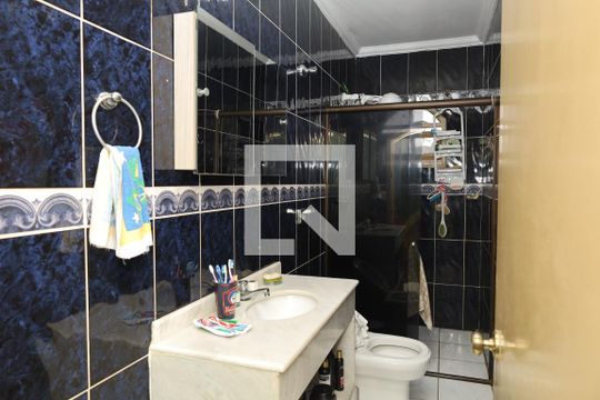 Banheiro de casa à venda com 4 quartos, 440m² em Vila Carmosina, São Paulo