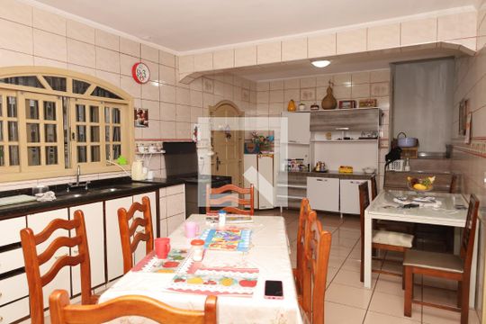 Cozinha  de casa à venda com 4 quartos, 440m² em Vila Carmosina, São Paulo