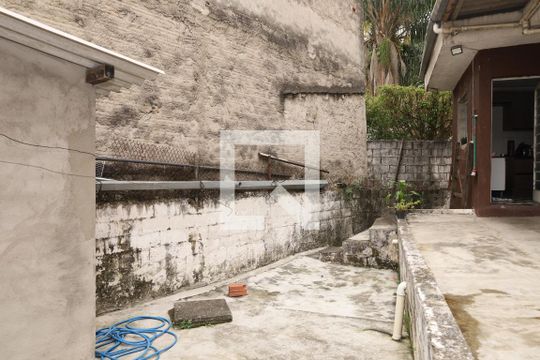 Quintal de casa à venda com 2 quartos, 170m² em Vila Carmosina, São Paulo