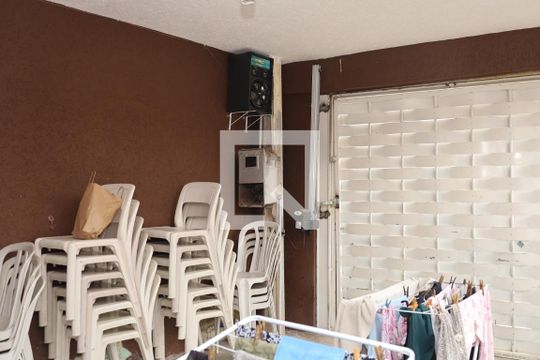 Garagem de casa à venda com 2 quartos, 170m² em Vila Carmosina, São Paulo