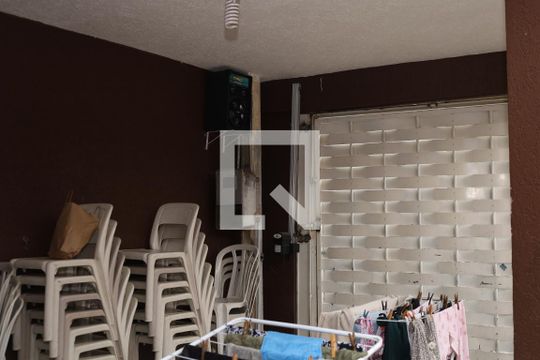Garagem de casa à venda com 2 quartos, 170m² em Vila Carmosina, São Paulo