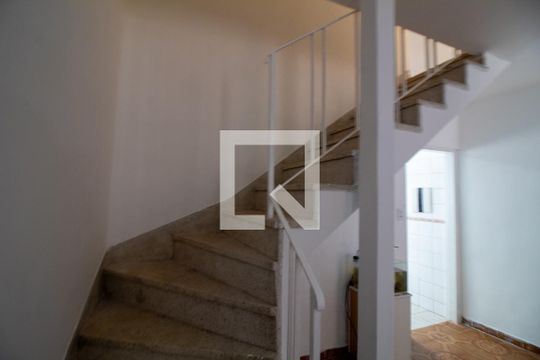 Escada de casa para alugar com 2 quartos, 135m² em Vila Cordeiro, São Paulo