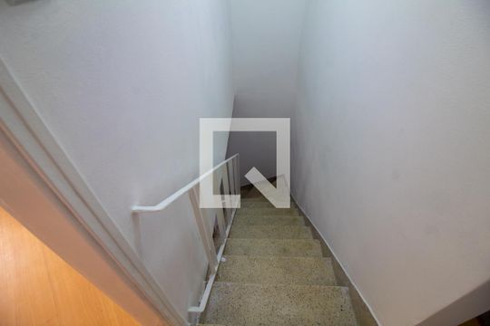 Escada de casa para alugar com 2 quartos, 135m² em Vila Cordeiro, São Paulo