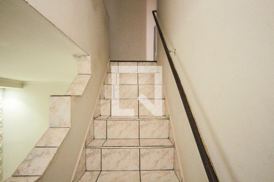 Escada de casa para alugar com 3 quartos, 100m² em Jardim Teresa, São Paulo