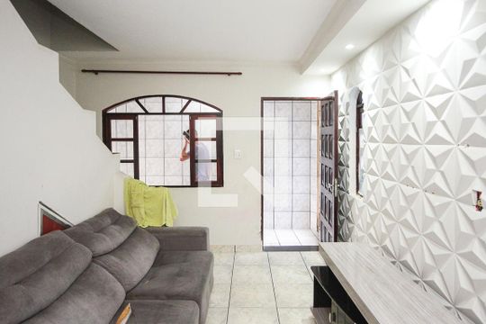 Sala de casa para alugar com 3 quartos, 100m² em Jardim Teresa, São Paulo