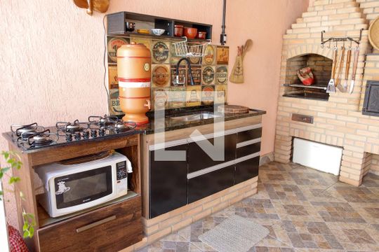 Área comum de casa à venda com 4 quartos, 154m² em Quitaúna, Osasco