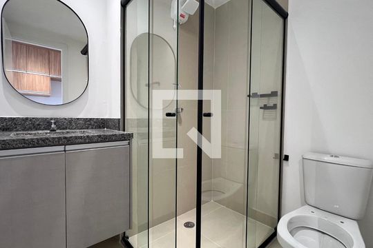 Banheiro de kitnet/studio para alugar com 1 quarto, 27m² em Pinheiros, São Paulo