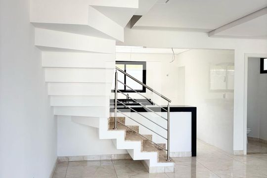 Casa à venda com 3 quartos, 170m² em Cabral, Contagem