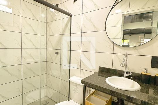 Banheiro de casa para alugar com 1 quarto, 32m² em São João do Rio Vermelho, Florianópolis