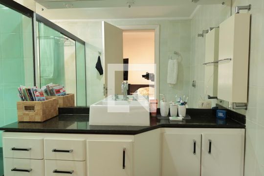 Banheiro da Suíte 1 de apartamento à venda com 3 quartos, 154m² em Vila Olímpia, São Paulo