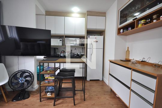 Cozinha de apartamento para alugar com 1 quarto, 27m² em Vila Mazzei, São Paulo