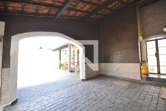 Garagem de casa à venda com 3 quartos, 200m² em Jardim Guanca, São Paulo