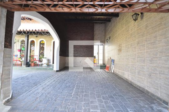 Garagem de casa à venda com 3 quartos, 200m² em Jardim Guanca, São Paulo