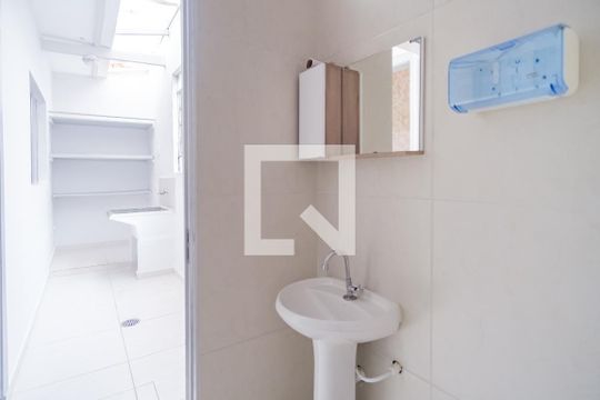 Banheiro de casa para alugar com 1 quarto, 60m² em Vila Carrão, São Paulo