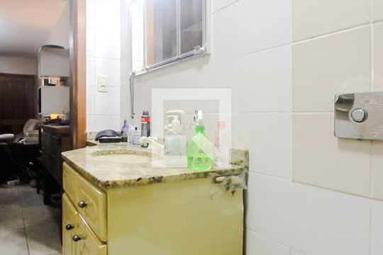Banheiro de apartamento à venda com 1 quarto, 78m² em Auxiliadora, Porto Alegre