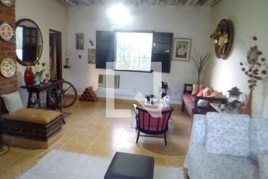 Casa à venda com 5 quartos, 300m² em Itaipu, Niterói