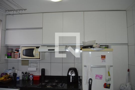 Cozinha  de apartamento à venda com 2 quartos, 45m² em Chacaras Reunidas Santa Terezinha, Contagem