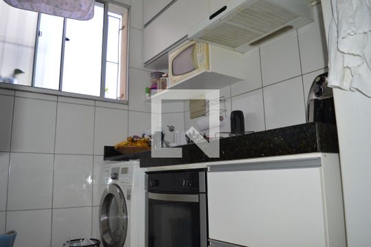 Cozinha  de apartamento à venda com 2 quartos, 45m² em Chacaras Reunidas Santa Terezinha, Contagem