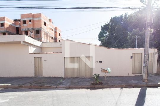 Fachada de casa à venda com 7 quartos, 250m² em Santa Monica, Belo Horizonte