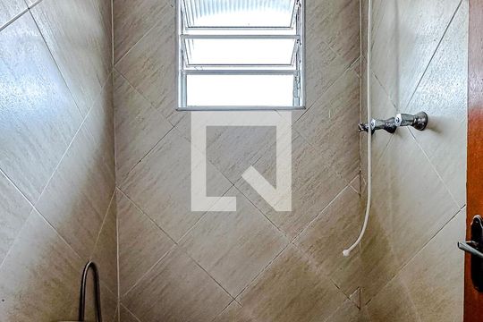 Banheiro de kitnet/studio para alugar com 1 quarto, 45m² em Vila Canero, São Paulo