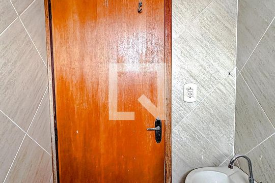 Banheiro de kitnet/studio para alugar com 1 quarto, 45m² em Vila Canero, São Paulo