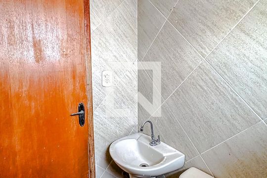 Banheiro de kitnet/studio para alugar com 1 quarto, 45m² em Vila Canero, São Paulo