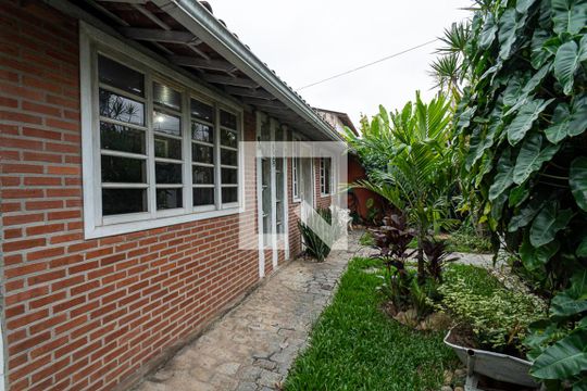 Entrada Lateral de casa à venda com 6 quartos, 425m² em Itaipu, Niterói
