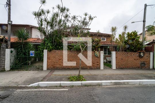 Fachada de casa à venda com 6 quartos, 425m² em Itaipu, Niterói