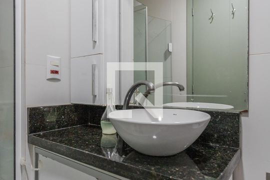Banheiro de apartamento à venda com 2 quartos, 75m² em Jardim do Salso, Porto Alegre