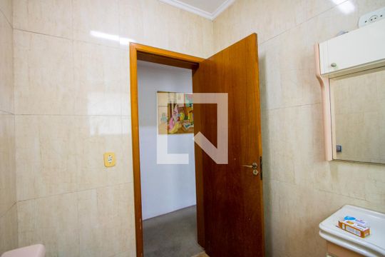 Banheiro social de casa à venda com 3 quartos, 300m² em Parque Sao Vicente, Santo André