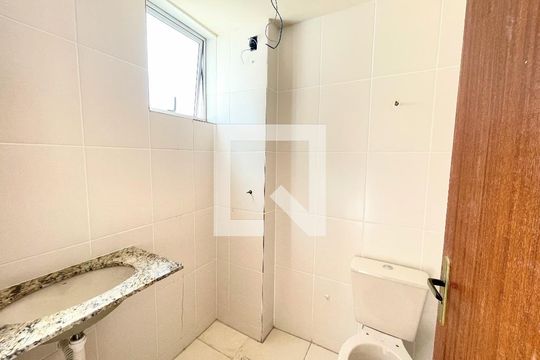 Banheiro suíte de apartamento à venda com 2 quartos, 64m² em João Pinheiro, Belo Horizonte