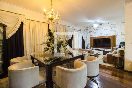 Casa para alugar com 3 quartos, 270m² em Vila Curuçá Velha, São Paulo