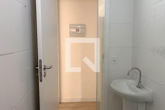 Banheiro de apartamento para alugar com 2 quartos, 41m² em Vila Zat, São Paulo