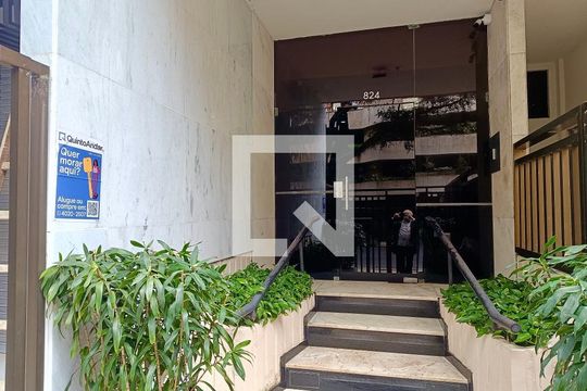 Fachada com cartaz QA de apartamento à venda com 2 quartos, 120m² em Ipanema, Rio de Janeiro